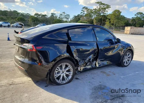 2023 Tesla Model Y z USA, uszkodzony, nr VIN 7SAYGAEE0PF942010